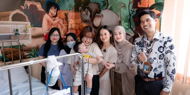 Potret Dinda Hauw Kunjungi Pasien Anak di Rumah Sakit, Ungkap Pesan Cinta Soal Ibu
