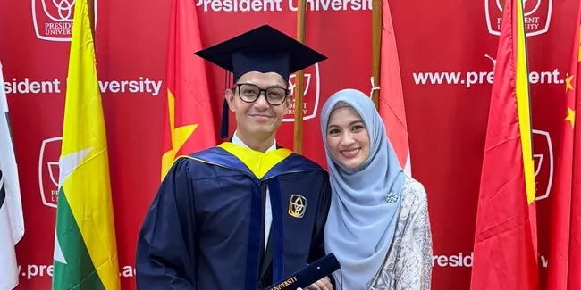 Dude Harlino Wisuda Didampingi Alyssa Soebandono, Jadi Dosen di Almamater