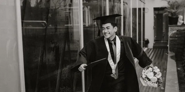 Dwi Andhika Mesra dengan Chika Jessica Saat Wisuda, Ungkap Janji Masa Lalu