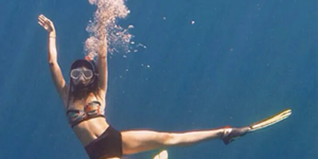 Eva Celia Berbikini Seksi, Basah-Basahan di Laut