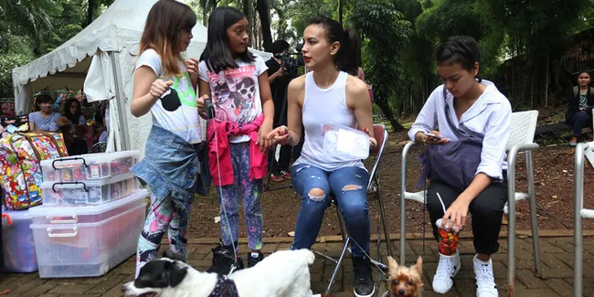 Eva Celia, Manuella dan Allea Anata Asyik Bercengkrama di Taman