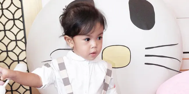 Foto: Aleena, Anak Olla Ramlan Yang Sudah Cantik Sejak Kecil