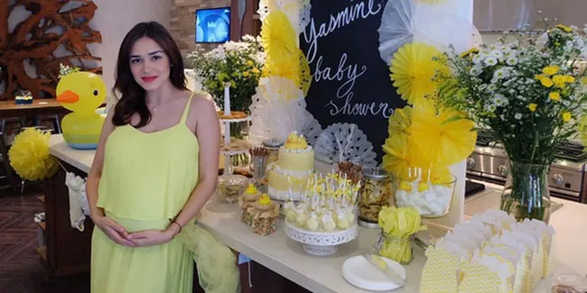 FOTO: Baby Shower Yasmine Wildblood, Serba Kuning & Dihiasi Bebek