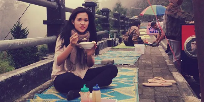 FOTO: Bersahaja, 8 Seleb Ini Pernah Makan di Warung Pinggir Jalan