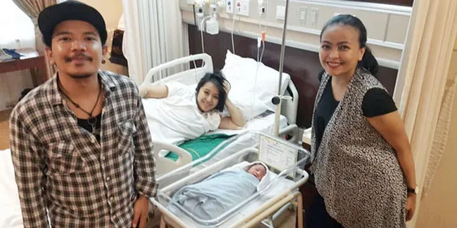 FOTO: Buah Hati Pertama Chua Kotak, Belum Diberi Nama