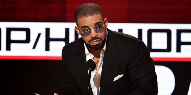 FOTO: Bukti-Bukti Kalau Drake Super Loyal Sama Pacar-Pacarnya