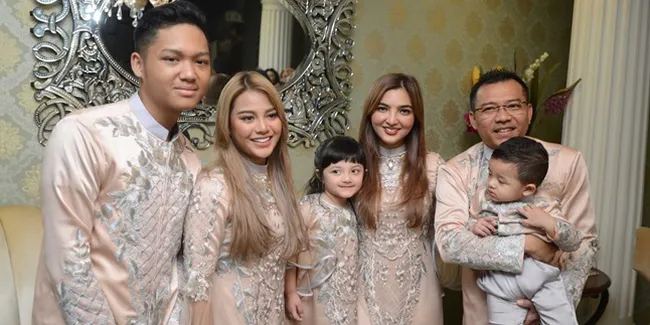 FOTO Busana Matching, Keluarga Anang Hermansyah Rayakan Idul Adha