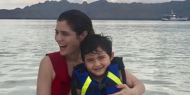 FOTO: Carisa Puteri Ajak Quenzino Nikmati Alam Indah Labuan Bajo