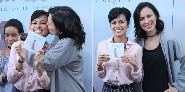 FOTO: Ciuman Bangga Sophia Latjuba Buat Eva Celia, Duo Cantik!