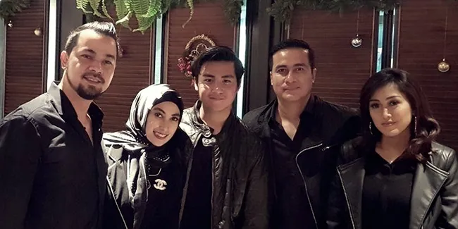 FOTO: Demi Anak, Adjie Pangestu Dinner Bareng Mantan Istri