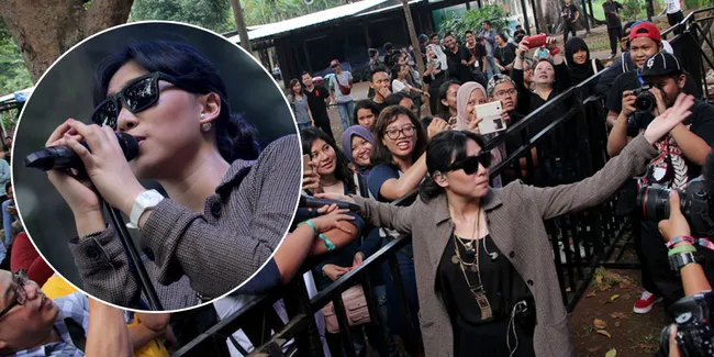 FOTO: Dengan Kacamata Hitam Kece, Isyana Sarasvati Pukau Penonton