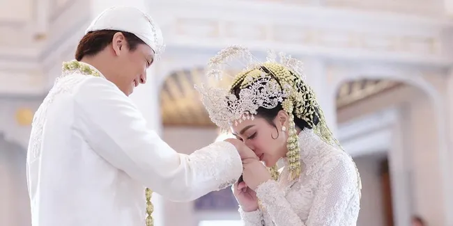FOTO: Detail Aksesoris Busana Akad Nikah Syahrini Yang Cantik