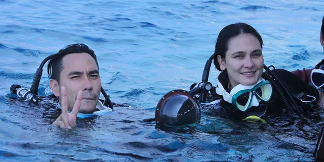 FOTO: Diving Cantik Luna Maya di Lombok Ditemani Darius Sinathrya