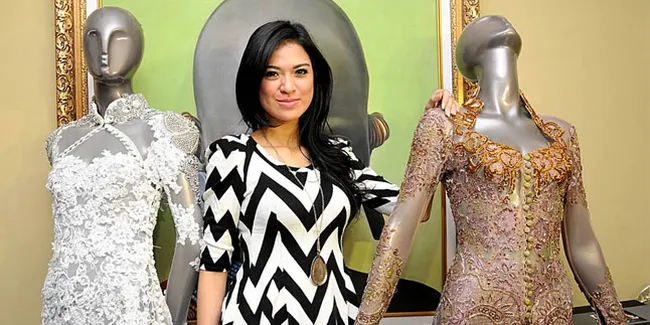 Foto-Foto Fitting Baju Pernikahan Delia Septianti