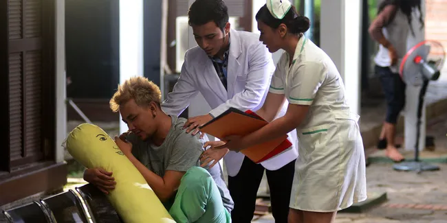 FOTO: Gara-Gara Cinta, Vokalis Bagindas Masuk Rumah Sakit Jiwa!