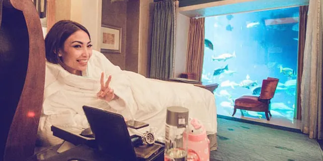 FOTO: Hotel Mewah Ayu Dewi Selama di Dubai, Kamar di Bawah Laut!