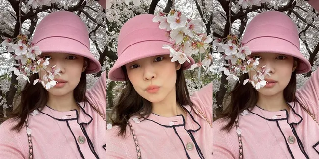 Foto Jennie BLACKPINK Berpose di Bawah Cherry Blossom, Cardigan Puluhan Juta dan Tak Pakai Masker Jadi Sorotan