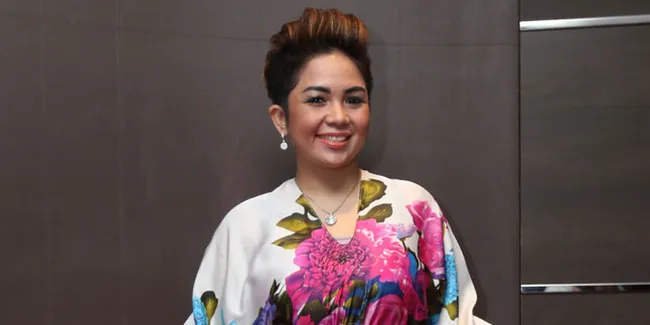 [FOTO] Joy Tobing Kini, Mama Gaul Seolah Nggak Kenal Kata Tua