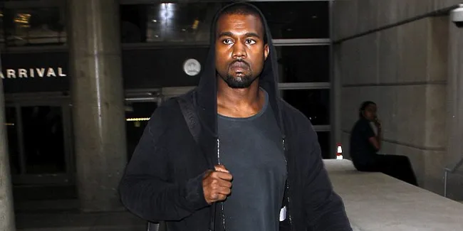 Foto Kanye West Hajar Paparazzi di Bandara