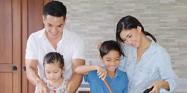 FOTO: Kedekatan Hangat Antara Nana Mirdad & Anak-Anaknya