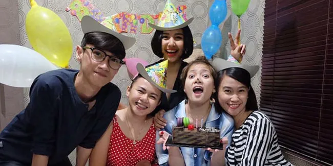 [FOTO] Kejutan Ultah Chika Jessica, Deddy Corbuzier Minta Dipeluk