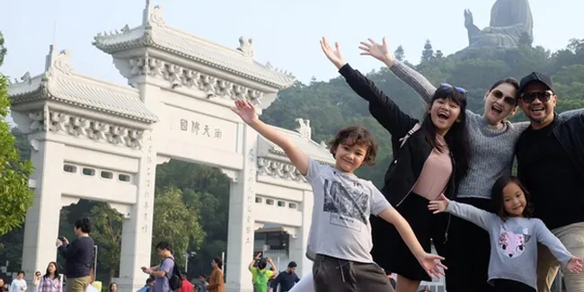 FOTO: Kekompakan Keluarga Mona Ratuliu Saat Liburan ke Hongkong