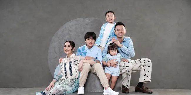 Foto Keluarga Raffi Ahmad dan Nagita Slavina, Lily Ikut Berpose Gemas