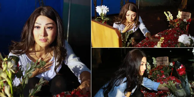 FOTO: Kunjungi Makam Jupe, Sarwendah Tak Kuasa Tahan Air Mata