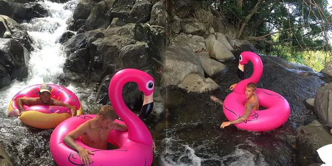 FOTO: Liburan, Justin Bieber Susuri Sungai Pakai Pelampung Pink
