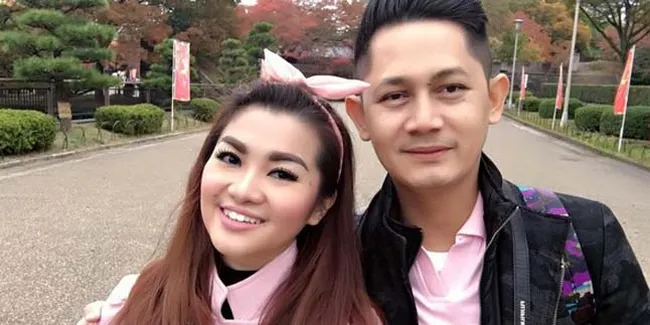 FOTO: Liburan ke Jepang, Fitri Carlina Mesra Bareng Suami