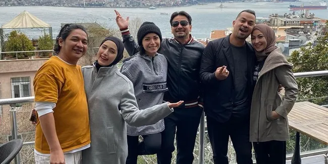 Foto Liburan Kompak Sultan Djorghi, Pasha Ungu dan Umar Lubis Bareng Istri ke Turki, Rombongan Sahabat!