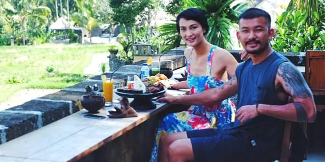 Foto: Liburan Romantis Rio Dewanto dan Atiqah Hasiholan di Bali