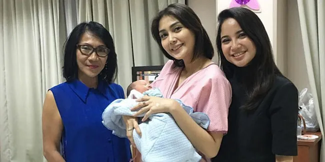 FOTO: Lucunya Anak Ketiga Arie Untung & Fenita, Belum Diberi Nama