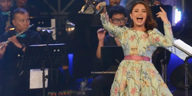 Foto: Manisnya Rossa Saat Bawakan 'Ku Menunggu' Ala Musik Sunda