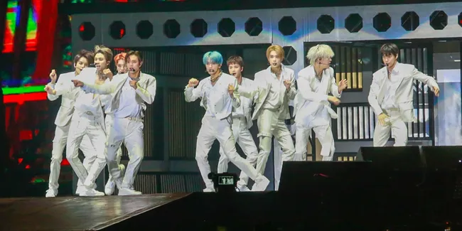 Foto NCT 127 di 'Neo City: Jakarta - The Link' Hari Pertama Sebelum Konser Dihentikan, Enerjik dan Sangat Menghibur