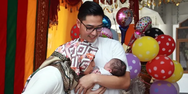 [Foto] Nycta Gina dan Rizky Kinos Gelar Syukuran Anak di Masjid