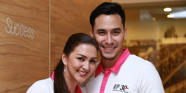 FOTO: Pasangan Mesra Darius - Donna Kompak Dalam Mengurus Anak