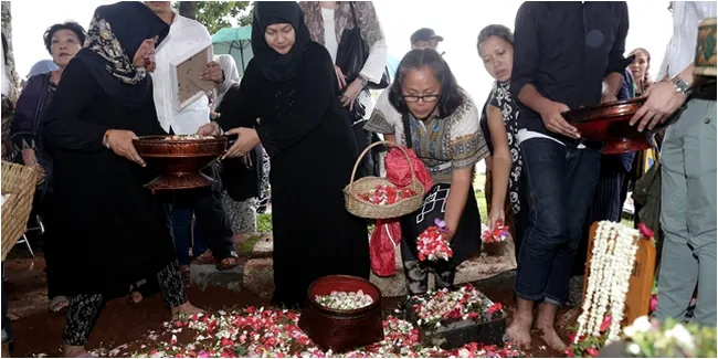 FOTO: Pemakaman Jenazah Suami Iga Mawarni, Penuh Duka