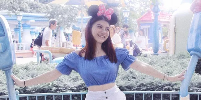 FOTO: Pergi ke Jepang, Cassandra Lee Tampil Cute di Disneyland