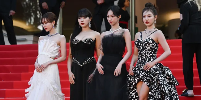 Foto Pesona Cantik aespa di Cannes yang Elegan Banget, Gaunnya Bagaikan Princess