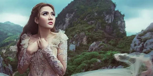 Foto: Photoshoot di Gunung, Vicky Shu Tampil Jadi 'Broken Angel'
