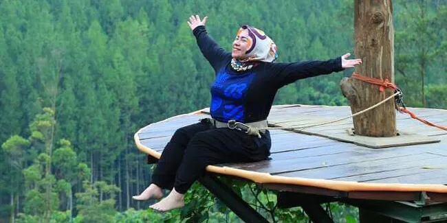 FOTO: Potret Liburan Ceria Melly Goeslaw dan Sahabat di Bandung