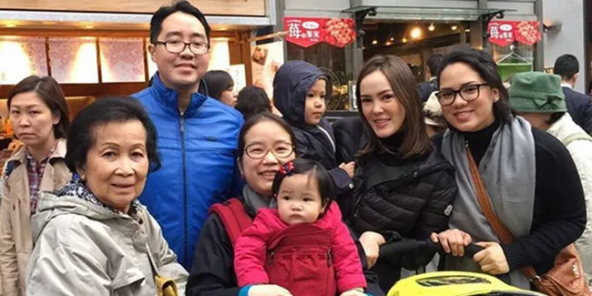 FOTO: Rukunnya Cathy Sharon & Keluarga Suami Berlibur ke Jepang