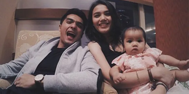 FOTO: Selamat! Anak Kedua Ricky Harun Lahir Pas Gerhana Matahari