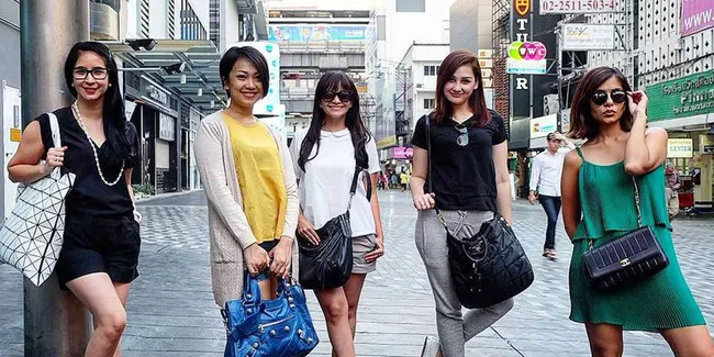 FOTO: Serunya Liburan 5 Hot Mom Cantik Menjelajah Thailand