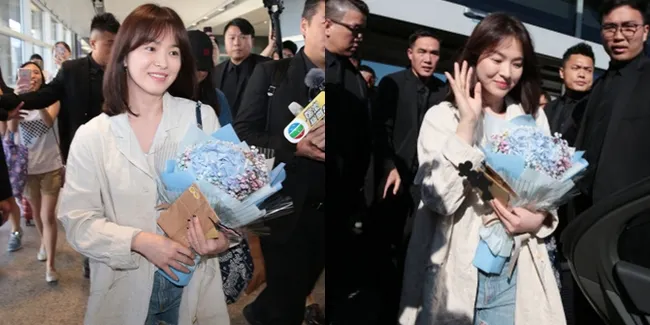 FOTO: Song Hye Kyo di Bandara Hong Kong, Casual Cantik & Flawless