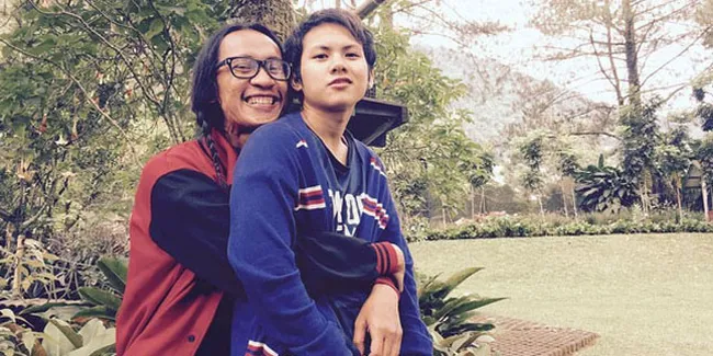 FOTO: Suka Peluk Dari Belakang, Bukti Cinta Aming Buat Istrinya