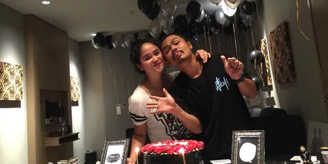 [FOTO] Ultah Pernikahan, Wendy Cagur - Ayu Natasya Dibalut Cinta