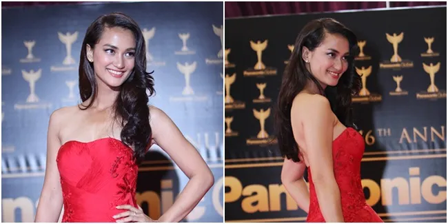 Gaun Merah Menyala - Atiqah Hasiholan Memukau di Red Carpet