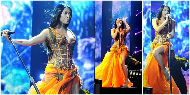 Gaun Seksi Elegan Anggun C Sasmi di Panggung X Factor